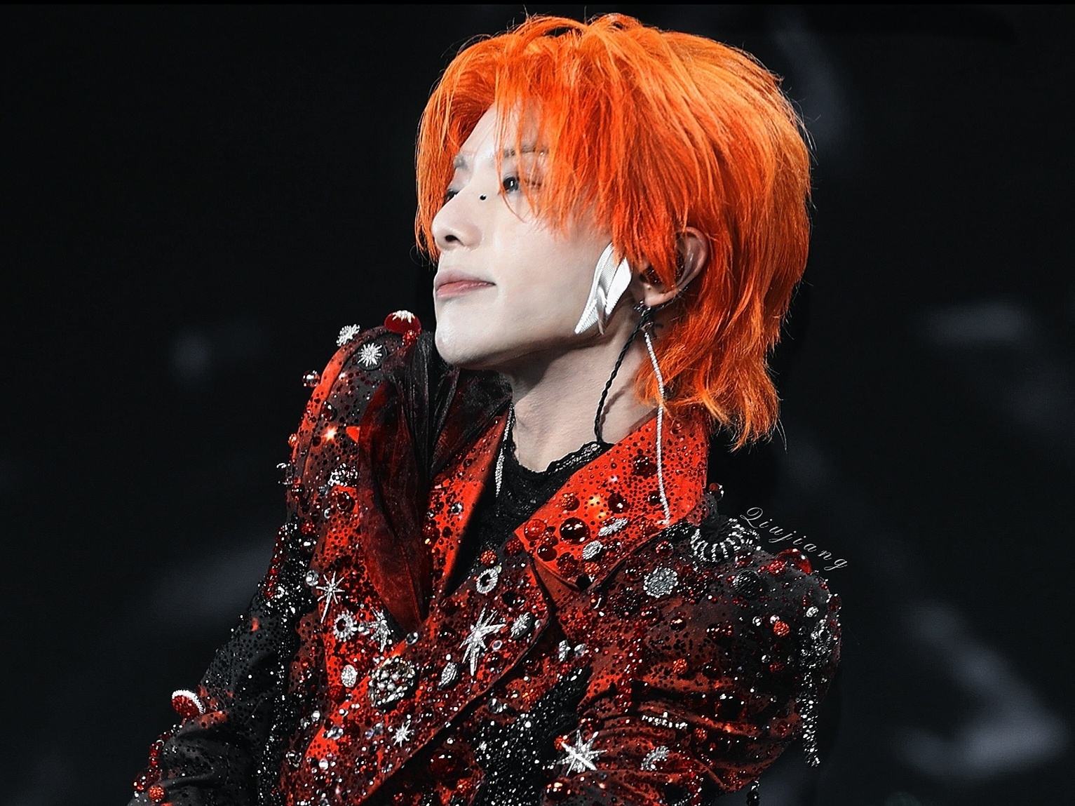 华晨宇喂猫吃巧克力蛋糕看到粉丝说是猫咪过来舔了舔甚至都没有吞进去！怎么就变成喂猫