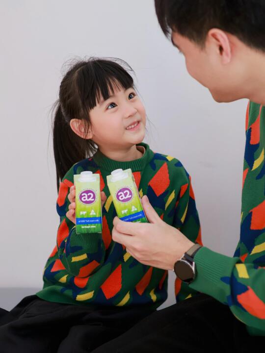 Cheers！父女俩的碰奶时刻～🥛👨‍👧
