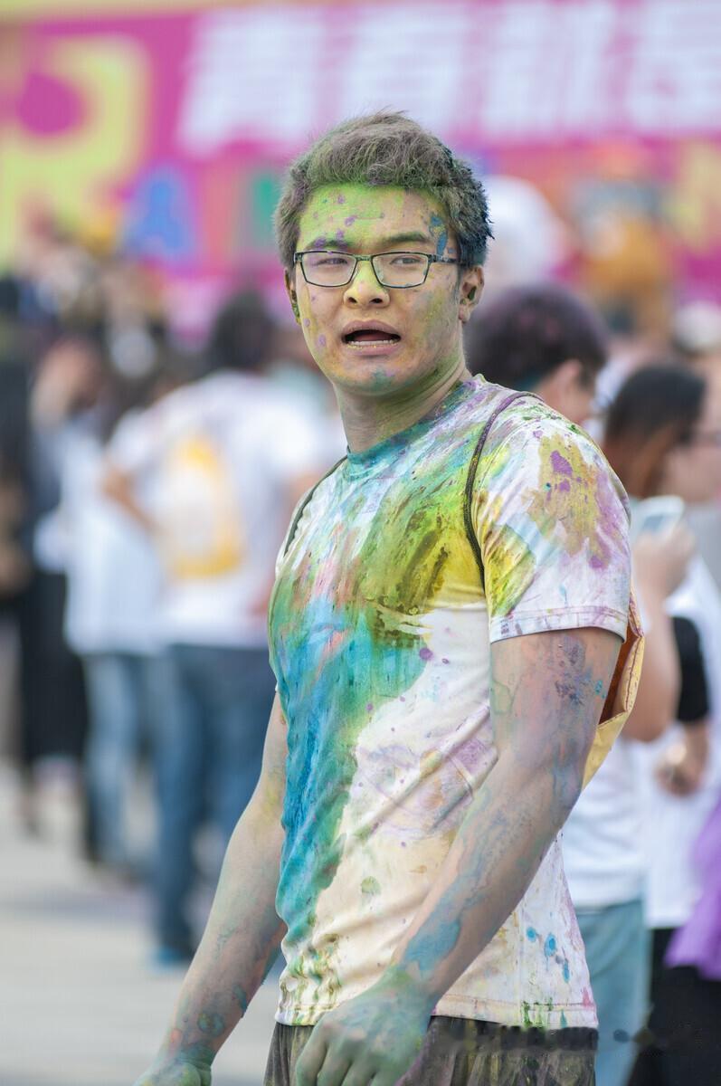 苏州石湖举办的“彩虹跑”活动，活动中参加人员会带上各种颜色的无污染粉尘染料，边跑