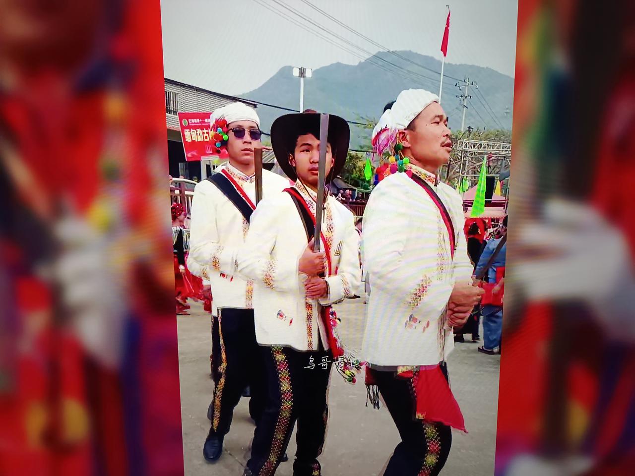 跳舞，似乎是少数民族的象征，相比之下，就是汉族人不爱跳舞