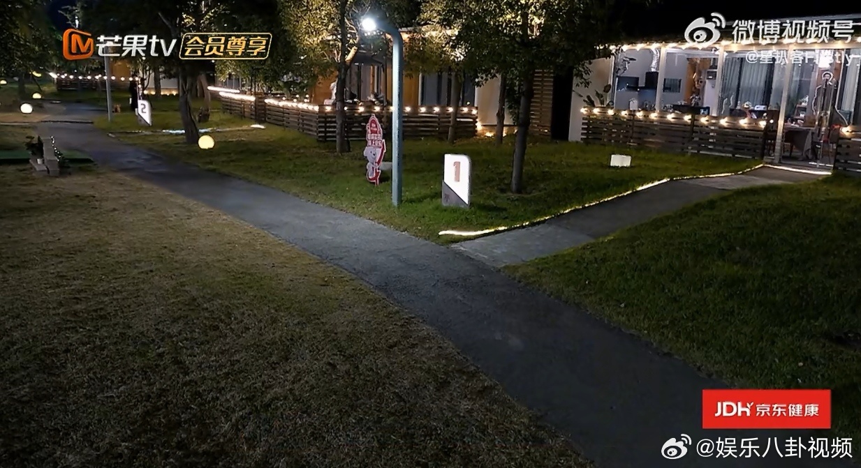 王赫野做排骨给曾辉吃香了披荆斩棘 并肩排练辛苦之余，王赫野做排骨给曾辉解馋，简单