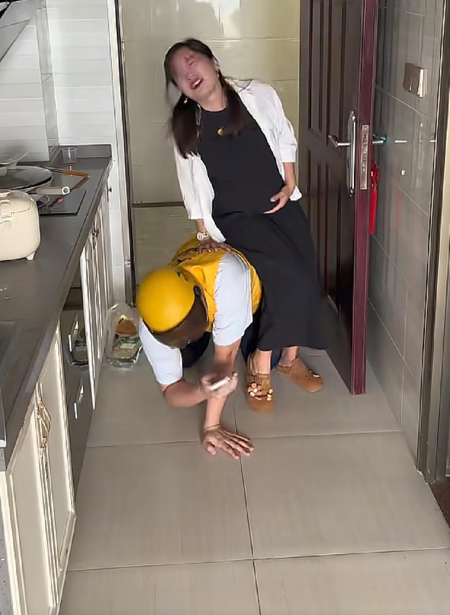 外卖小哥敲开点外卖客户的房门后，看到眼前突发的状况后，做出的一个举动，让人瞬间感