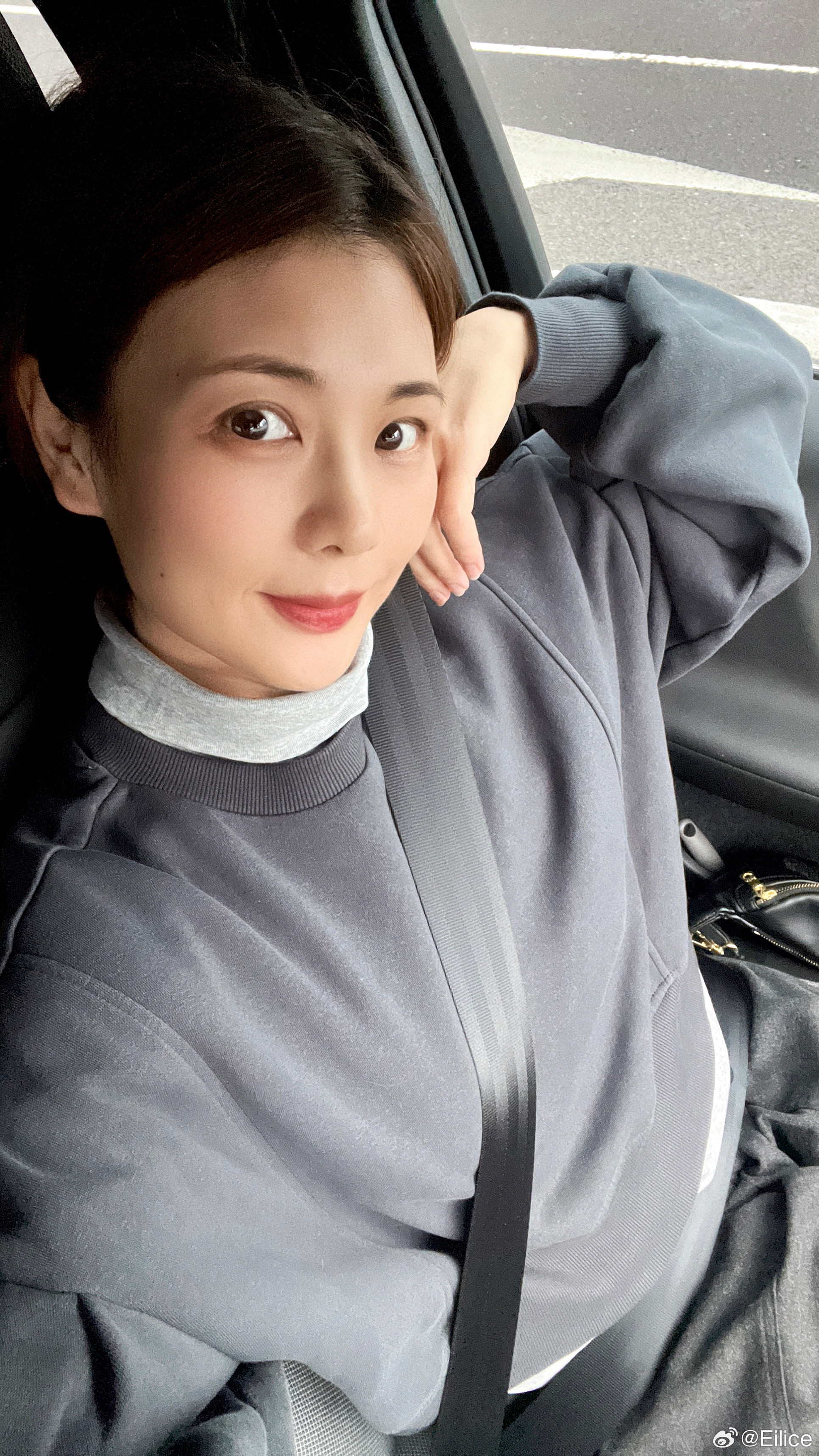 今天穿什么  今日是“All Grey”格雷系休闲穿搭[笑而不语][彩虹屁]，浅