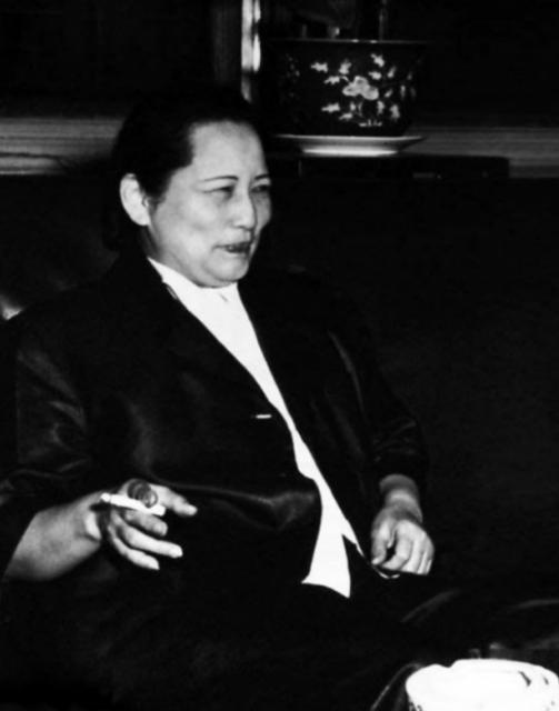 1959年珍贵影像曝光：宋庆龄会见比利时王太后时的场景，她的坤包里常备三样东西：