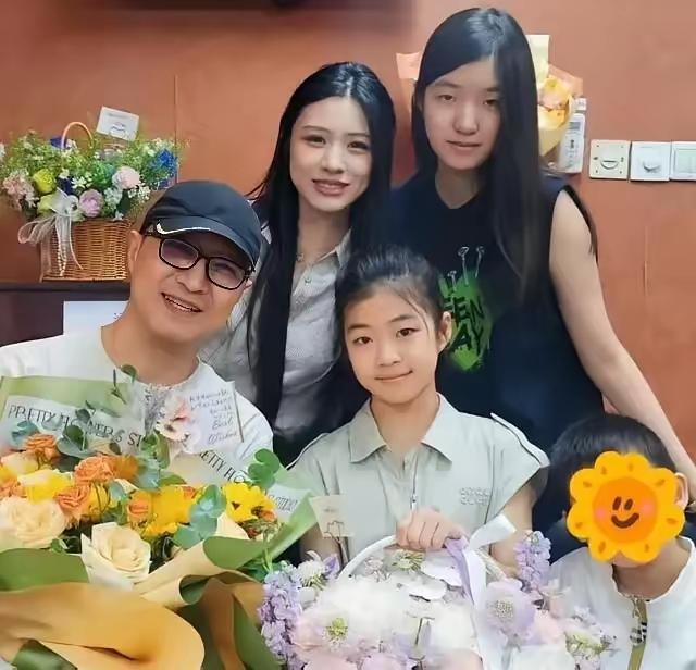 汪峰对这三个女儿，肯定做不到一视同仁。他肯定最喜欢章子怡的女儿醒醒，不是因为章子