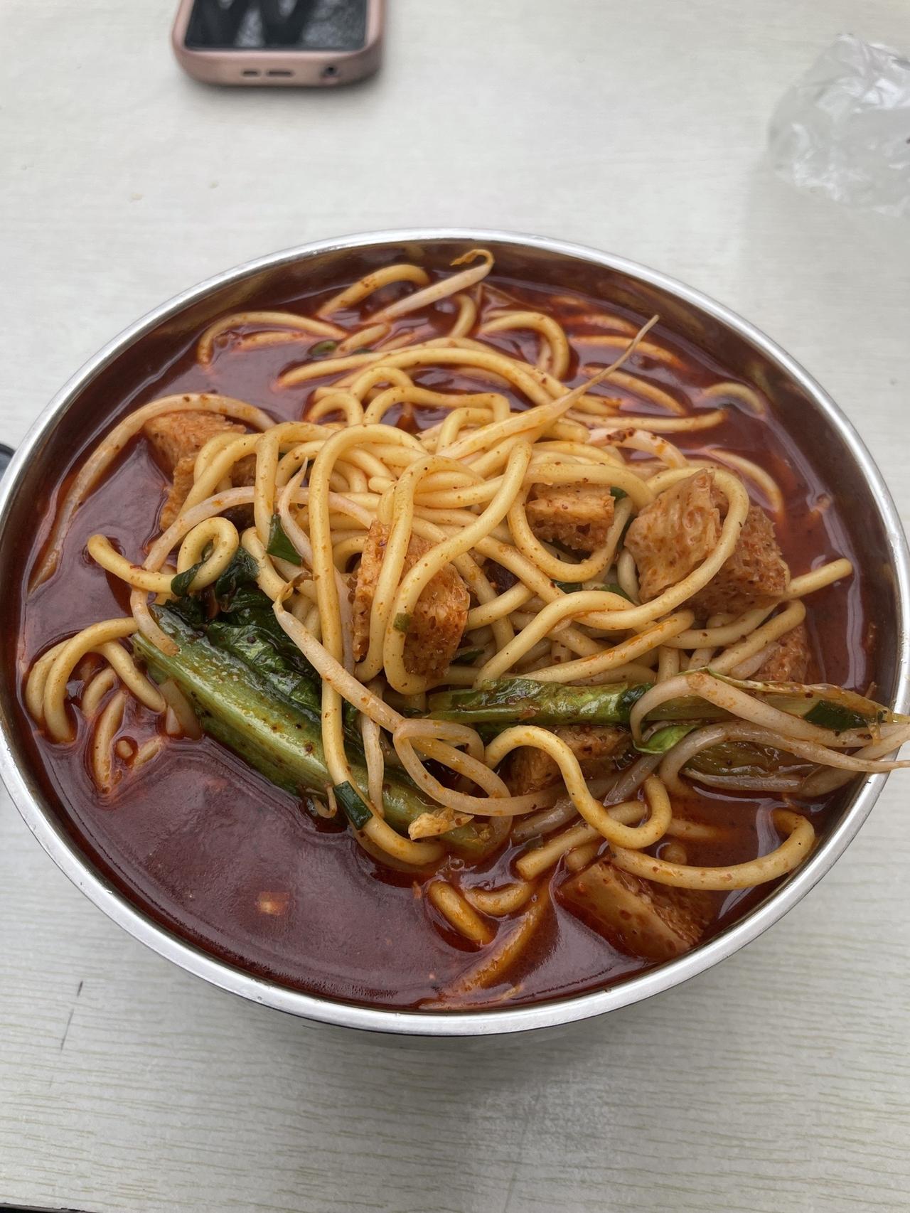 🔥店名：小生香辣面麻辣烫
📍地址：果园南路
🥨必点：麻辣烫香辣 香辣面酸甜