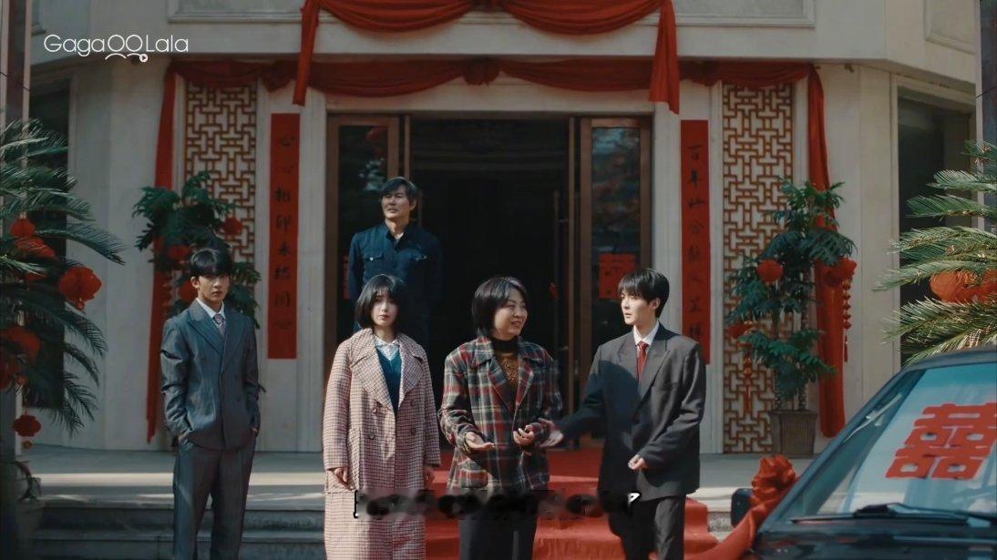 很喜欢这种细节同样都是儿子，小凡还是婚礼这种大日子，西服都是不合身的（袜子还是破