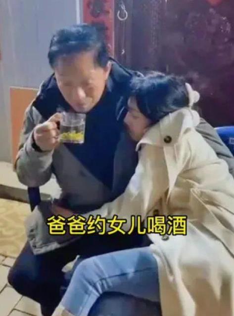 1位韩国爸爸带19岁女儿去夜店喝酒，使劲灌，直到女儿喝醉。小姑娘毫无防备，直接喝