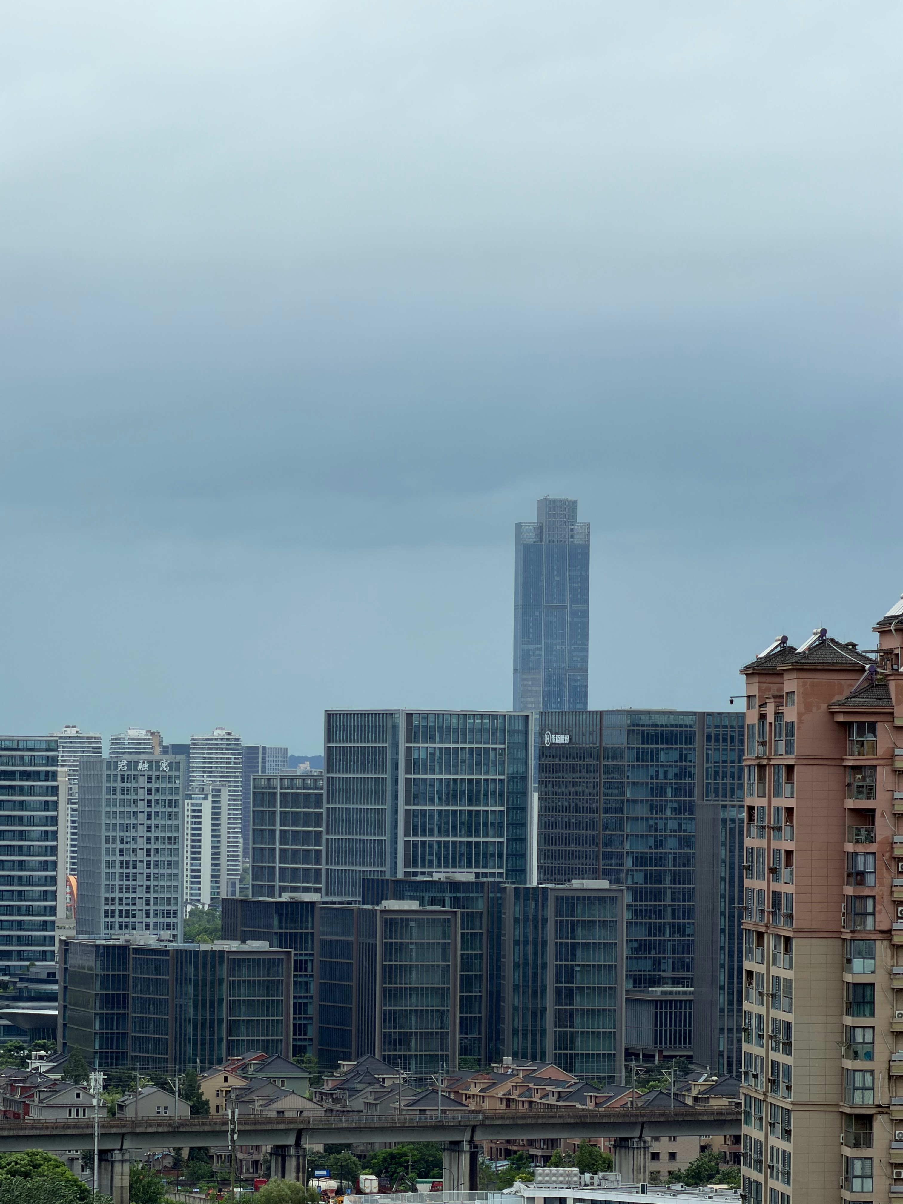杭州 台风哈哈哈，没有下雨有一丝丝凉爽的风站在阳台上挺舒服 