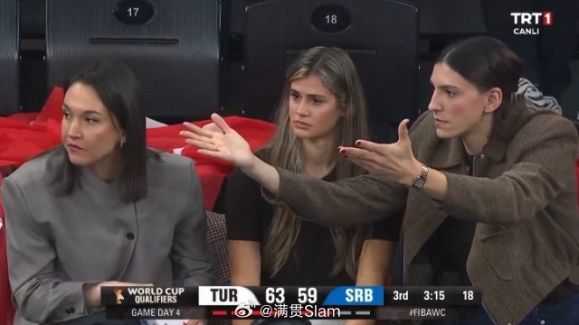 女排 🏀 博斯科维奇、卡塔琳娜·丹古比奇、卡祖特和亚历山德拉·耶格迪奇现身土耳