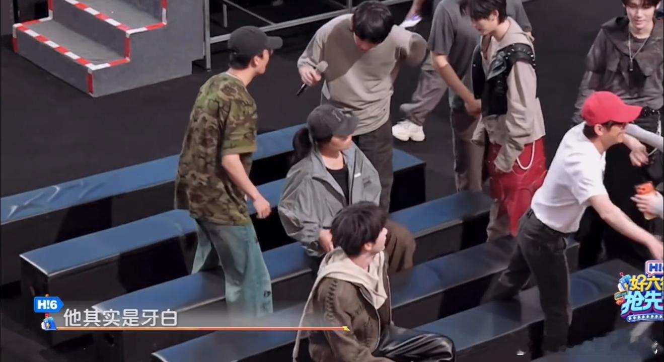 黄子弘凡向丁程鑫解释丁程鑫一见面就说黄子弘凡黑丁程鑫见面直戳黄子弘凡肤色，一开口