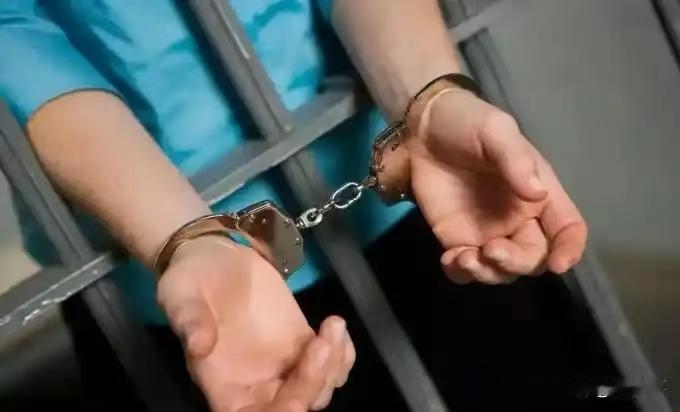 “仙人跳”团伙敲诈不成报警，受害人成了“强奸犯”。

 女人报强奸，一句话就成了