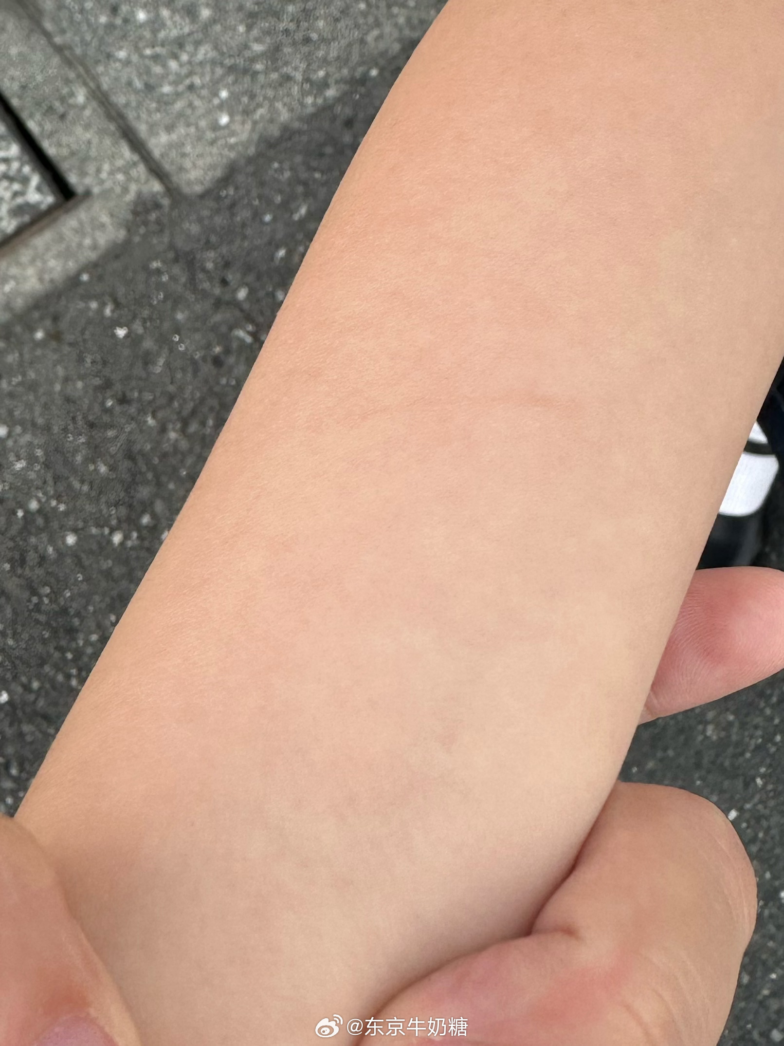 又好气又好笑。早上我跟孩子说，今天去了学校，搞不好老师还会问你昨天的事，你要跟老