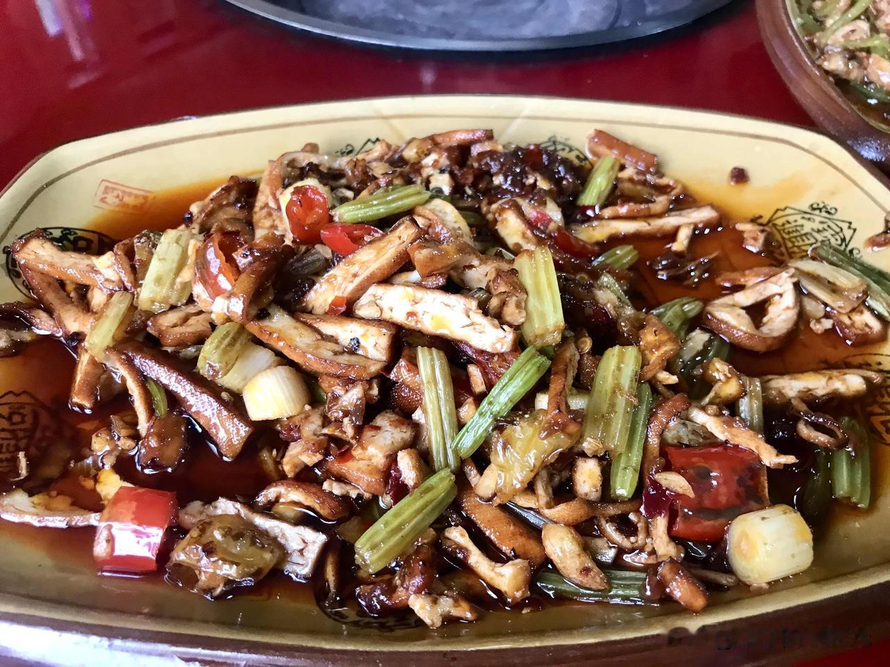 小院不大，但干净整洁，头顶上挂着一排腌制好的、肥瘦相间的、黄澄澄的腊肉。

吃饭