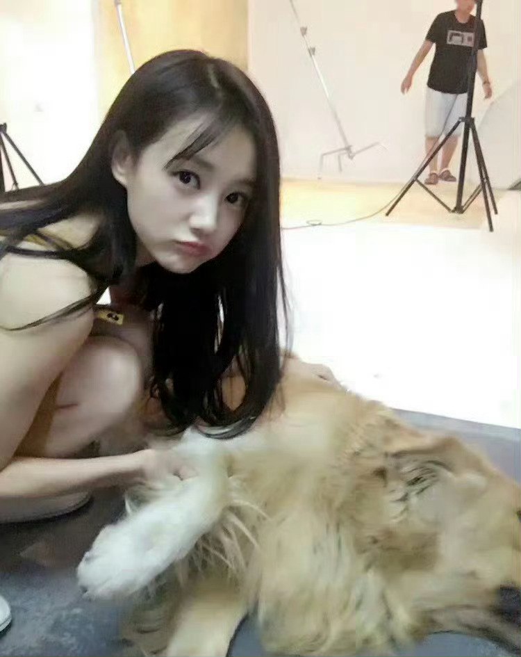 李一桐的长相确实很符合sm审美，感觉这长相在韩国可以直接冲神颜，而且韩国的包装很