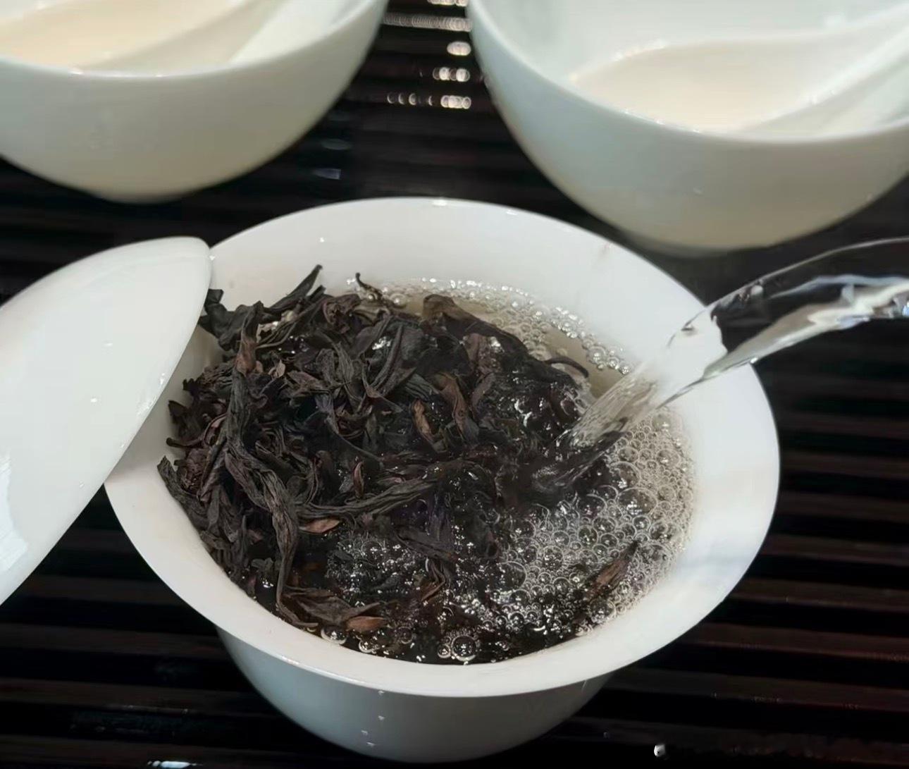 现在这行情波动不大，泡杯茶。泡茶的时候在想，这茶叶见过什么样的山，淋过什么样的雨