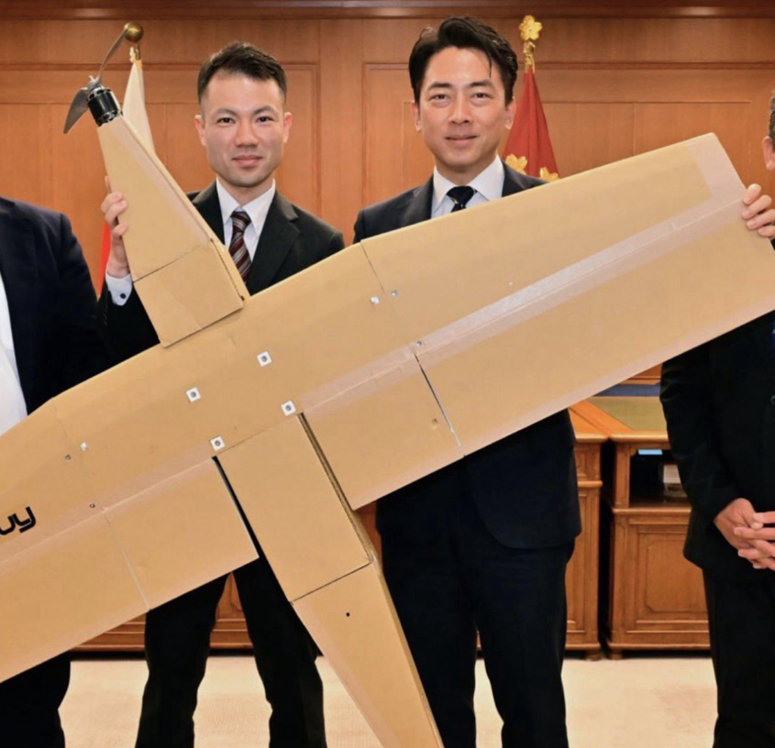 #日本纸板无人机被吐槽航程短#【#日防卫大臣晒与纸板无人机合影#，网友：发射可能