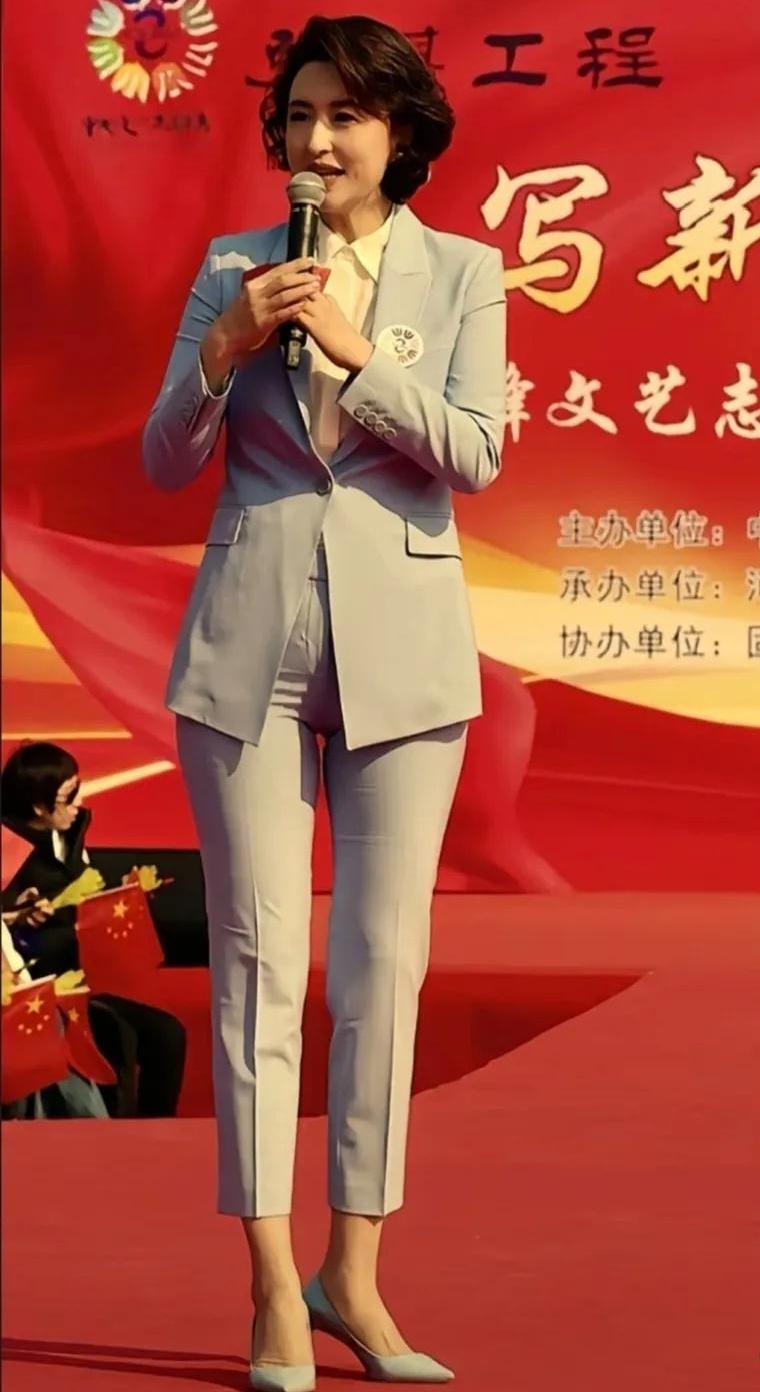 张蕾是央视女主持人中小肚腩最性感的，在其他女主持人都以瘦为美、拼命减肥，让自己上