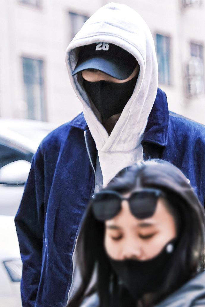 周翊然帽子叠穿  周翊然今日份上工饭拍，帽子叠穿造型潮男上线啦~期待新剧新角色，