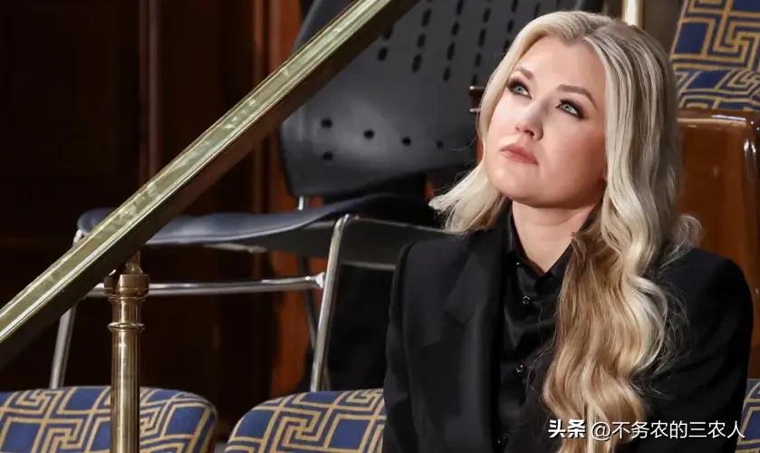 特朗普：没人比我更懂“小寡妇”！37岁遗孀空降军方。
埃丽卡·柯克，是此前遭枪击