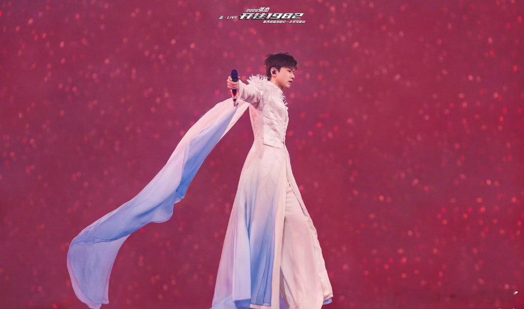 张杰演唱会群像我宣布群像就是最伟大的！如此成功的演唱会背后需要许许多多人付出努力