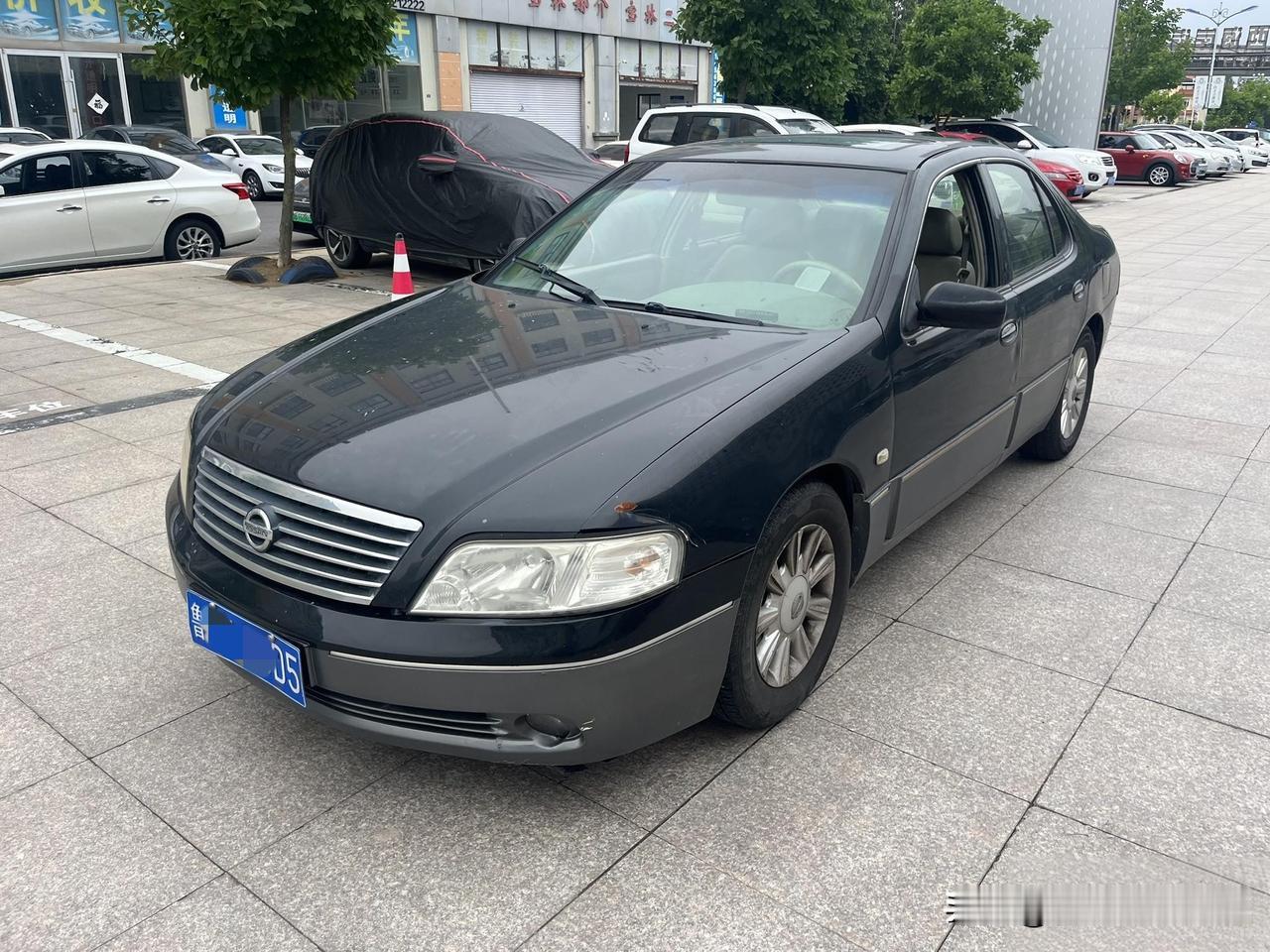 你发现了吗？只有日系车才有可能开20年以上……
这辆车就是2005年上牌的日产蓝