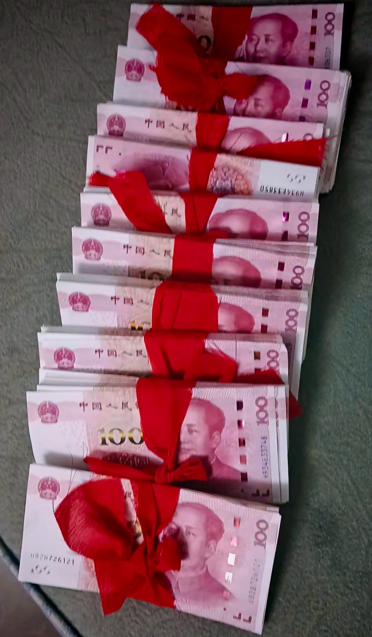 我觉得今天冲上热搜的日料店碰到明星恋爱给十万封口费这事，真假挺值得掰扯的！网传路