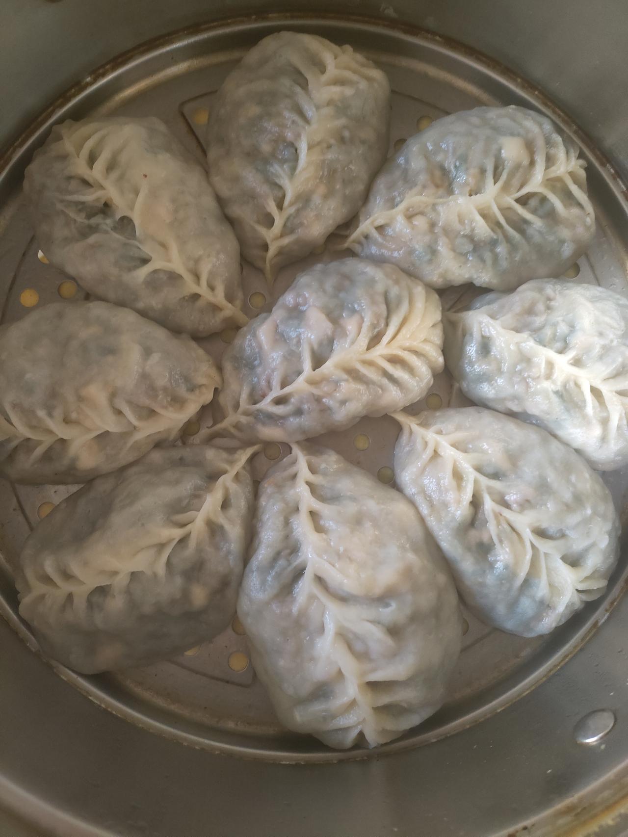 今天大儿子说想吃饺饺，我赶紧忙活起来，还特意调了他喜欢吃的馅。孩子都初三了，学习