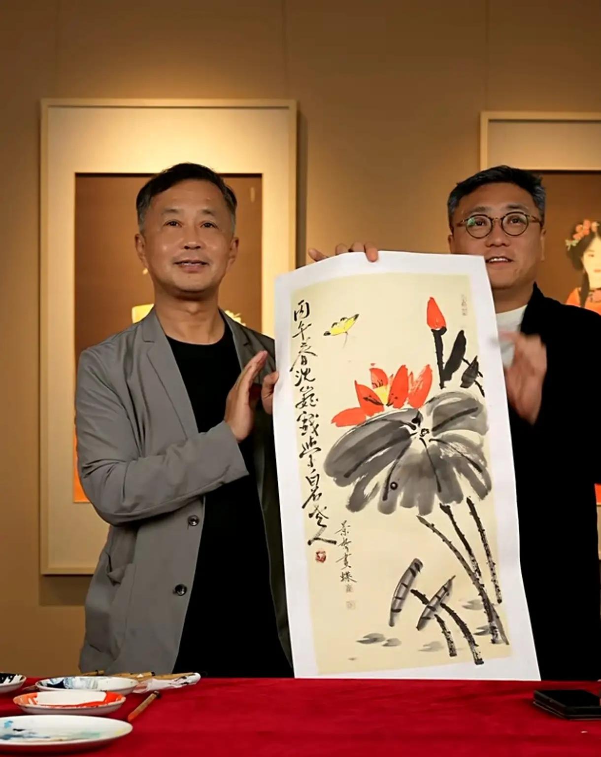 沈巍直播间展示自己的作品“荷花”，他最喜欢戏学齐白石的荷花了，仿佛每天画荷花真的