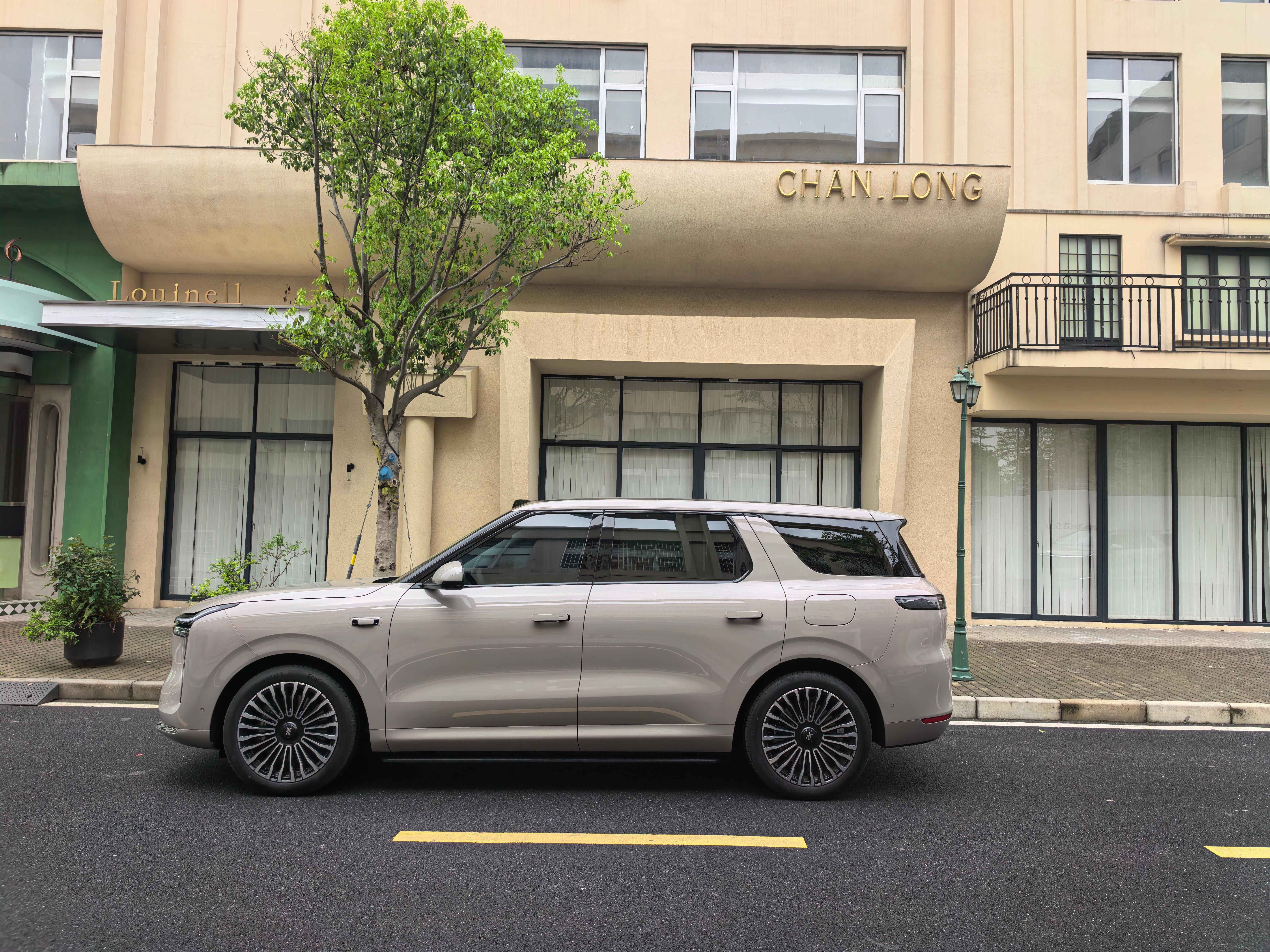 朋友，就这么说吧我说我是车型代言人应该没有人不信吧艹 太帅了 智己 LS8 杭州