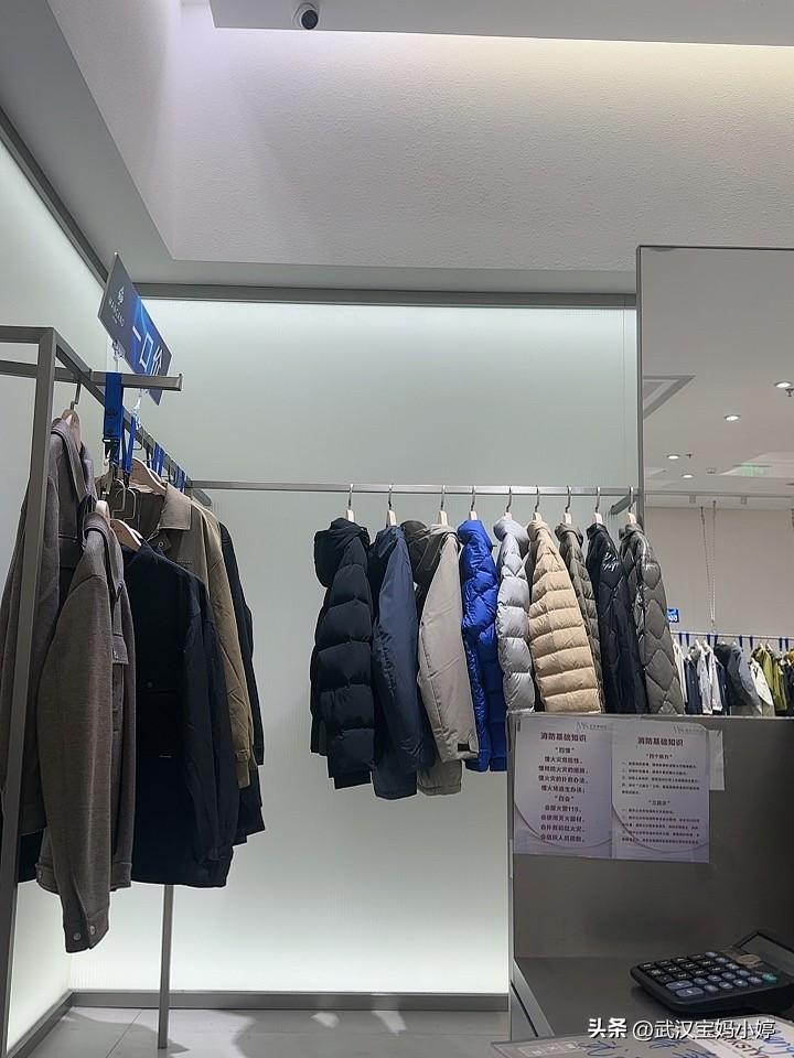 忙碌的周末快结束啦😊
刚刚忙完，现在坐着玩手机！好多人私信让我多拍店里衣服[捂