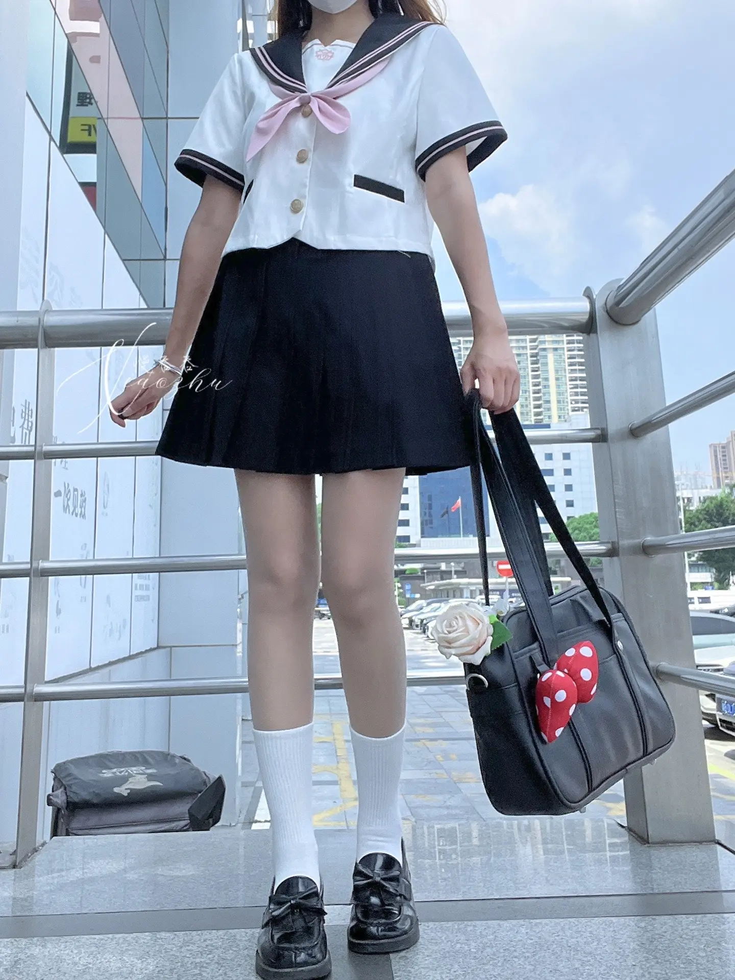 今日文案“好累  在躺会  路过的别踩到我”