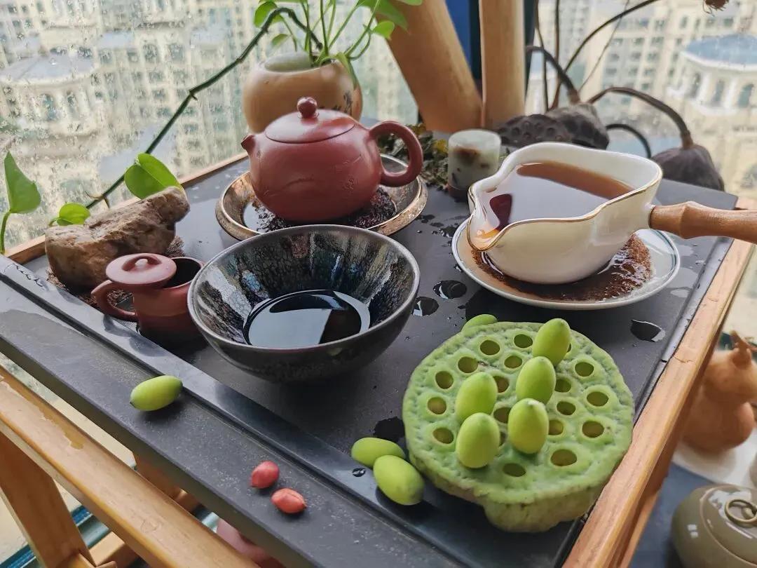 一个人在家喝茶，能精致到什么程度？[耶]
一窗落雨，一席茶，鲜莲佐茶，便是寻常日