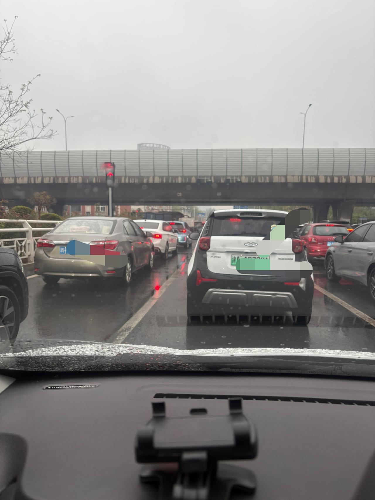 朋友来电话问我还上班吗？上着呢！

朋友说我想不开，都退休了还上班，赚多少钱能够