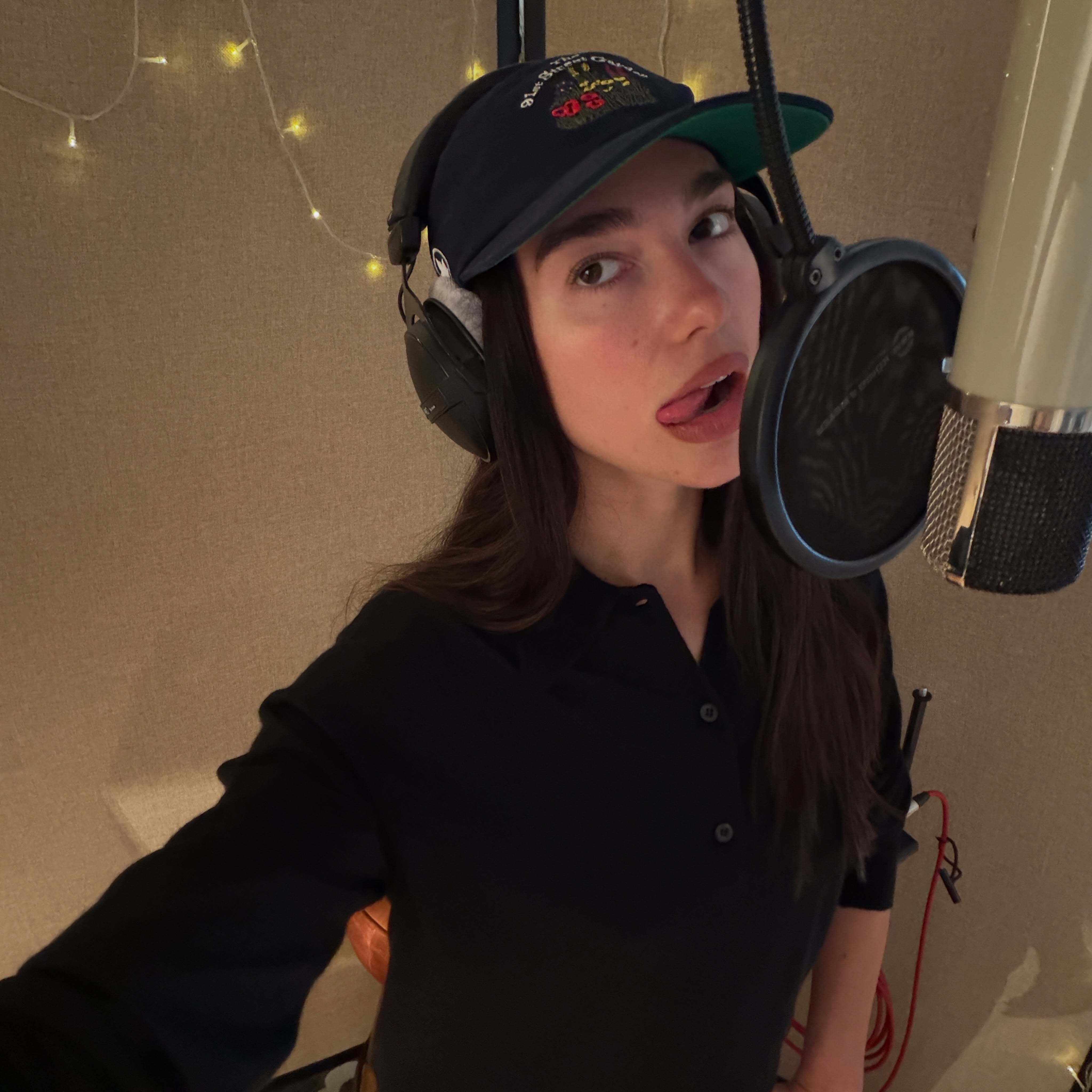 Dua Lipa 晒本周个人动态：录音室靓靓自拍、去看 ROSALÍA 演唱会、