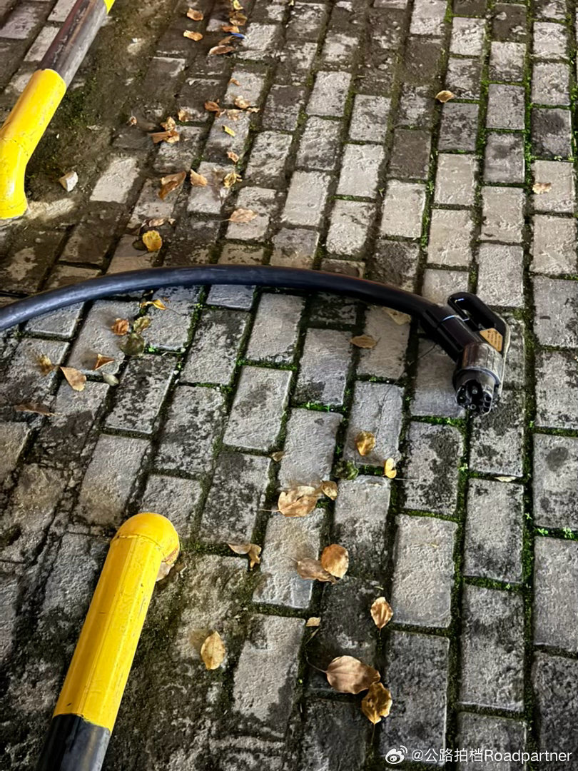 真的是绝了，这就是现在充电桩的现状，充电完成后，没有一个是归位的，当然这个充电桩