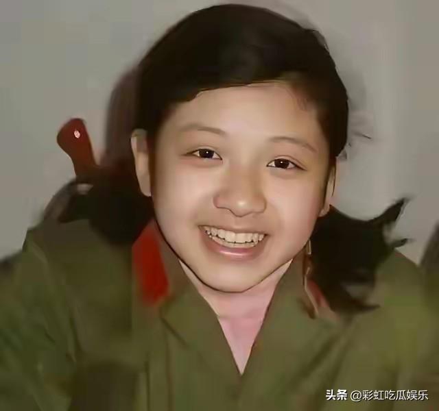 这是韩红在部队的旧照片，她说自己年轻时是队花，看完照片我沉默了，门牙的缝没有，反