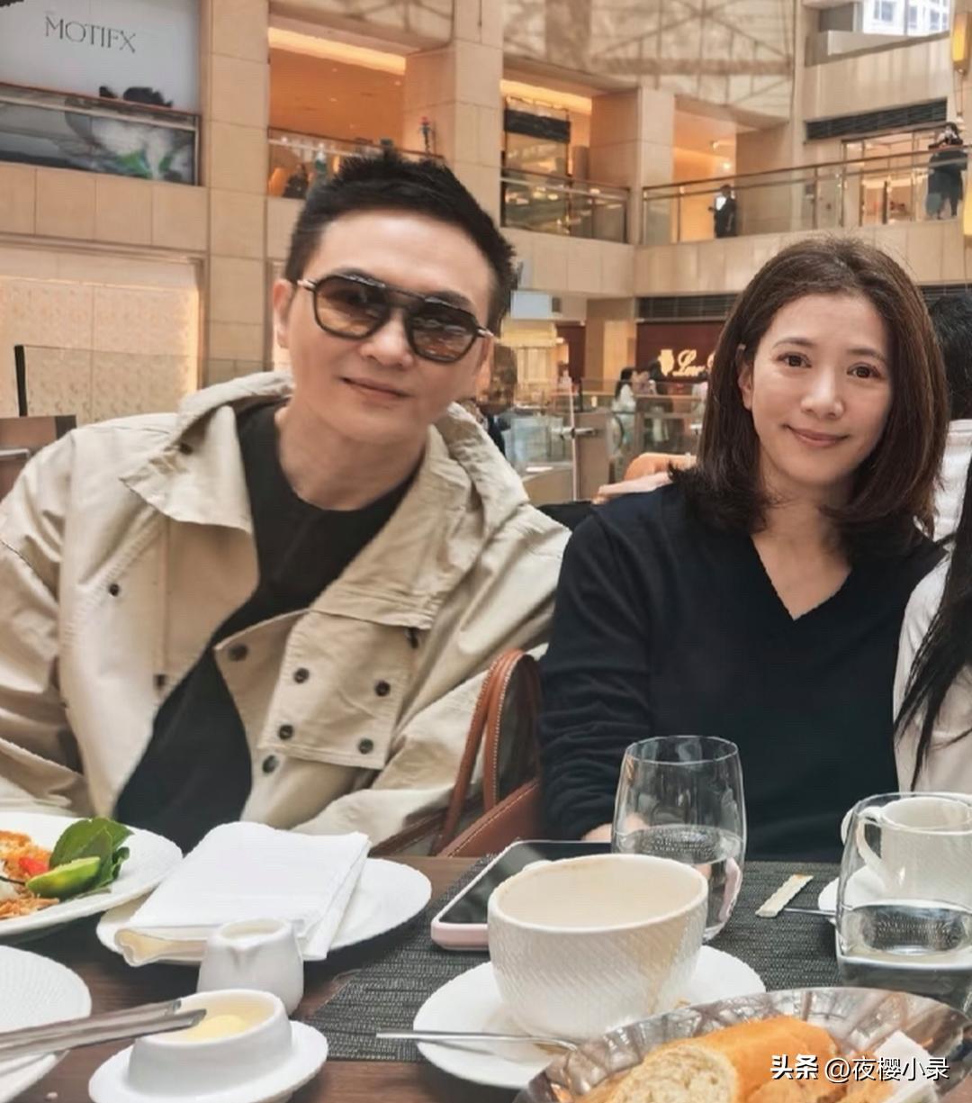 55岁张智霖和老婆袁咏仪在香港中环一家餐厅吃饭被偶遇，夫妻俩都是素颜，状态看起来