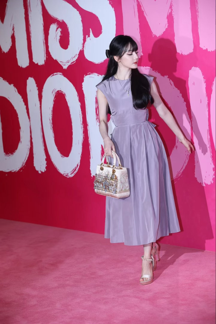 终于知道为什么大家都说真美女要看生图了，迪丽热巴线下生图和芭比娃娃有什么区别？怎