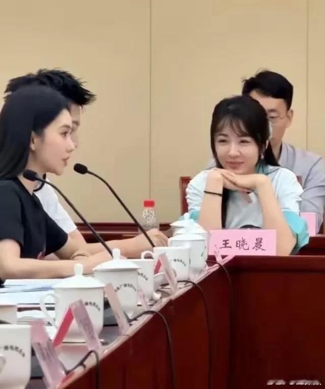 当年她和胡歌的绯闻满天飞，可惜没有在一起！不然绝对是娱乐圈的一段佳话。 