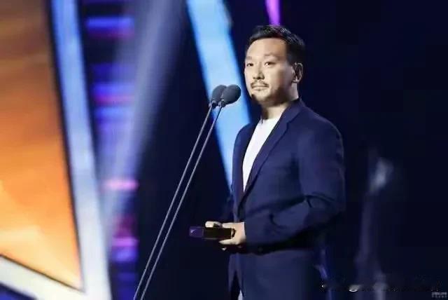 有的人天生优秀，比如电影《东极岛》的导演费振祥。
他从小就是一个京剧神童，多次获