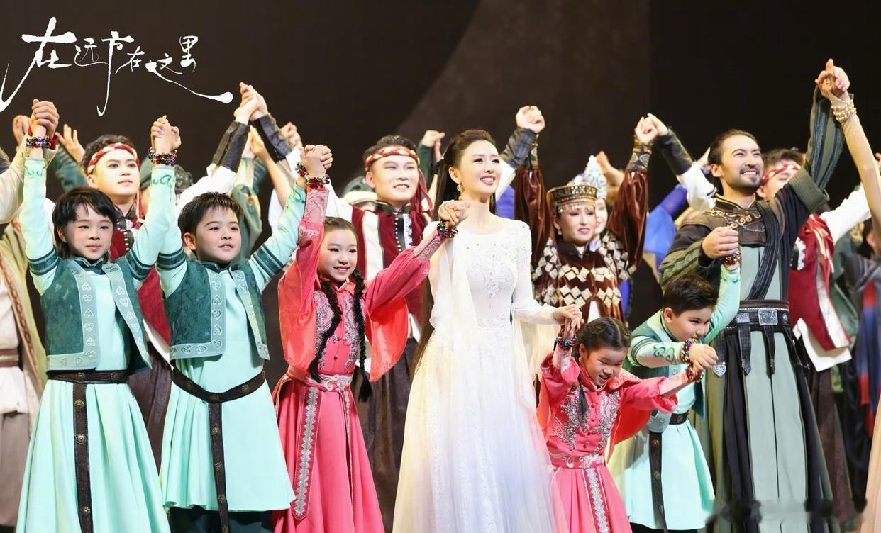1.佟丽娅儿子和董璇女儿上的是公立小学，而不是国际学校，这个公立小学门槛很高，里