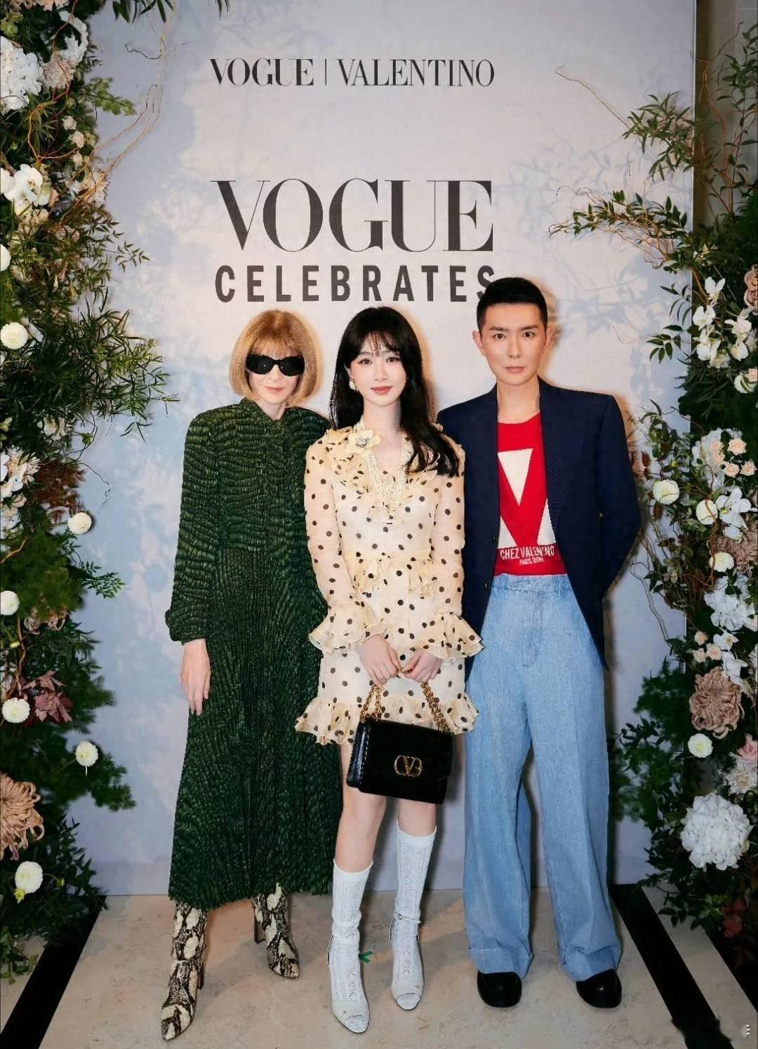 杨紫近期以法式刘海搭配波点裙亮相，简约而不失优雅，完美融合了复古与现代的时尚气息