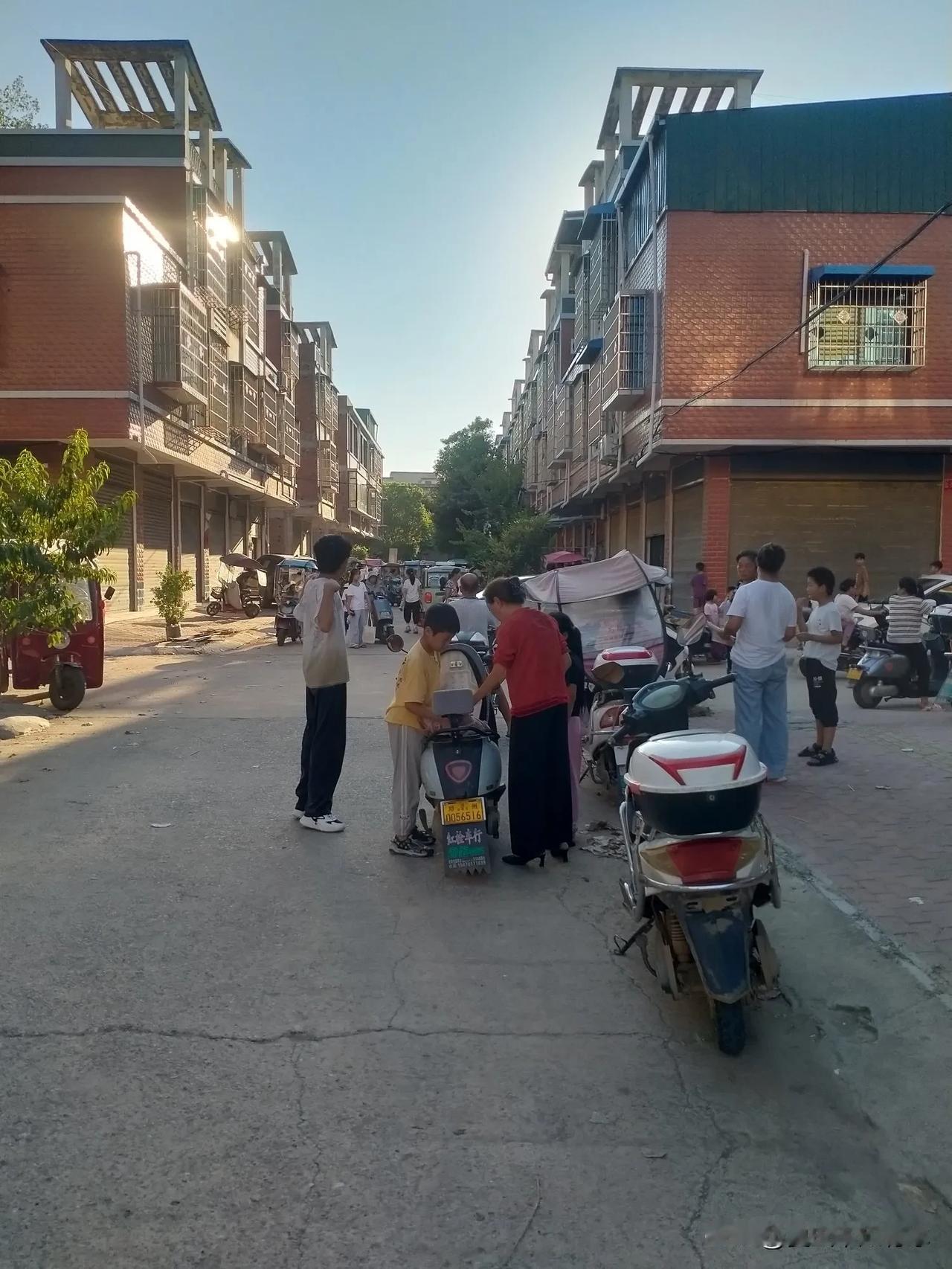 释永信被查，这仿佛是在向信佛之人冥冥中宣告，寺庙里早就没有了佛的存在。
信佛之人