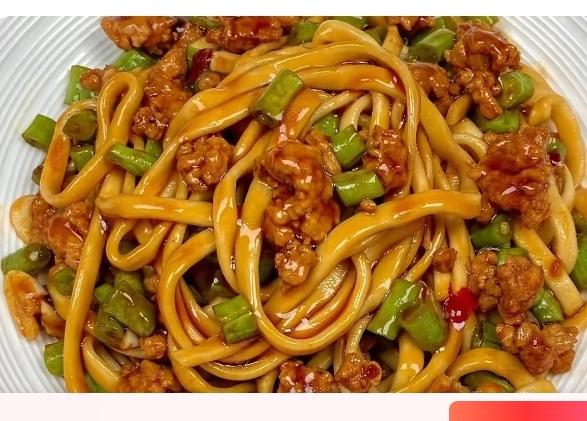 豆角肉丁酱拌面条，看着太有食欲了。