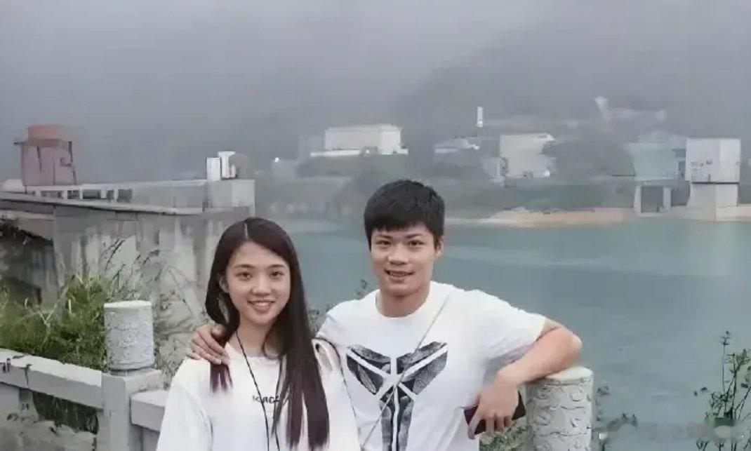 苏炳添与妻子年轻时的照片，二人青梅竹马，从初中至今，属实可贵 