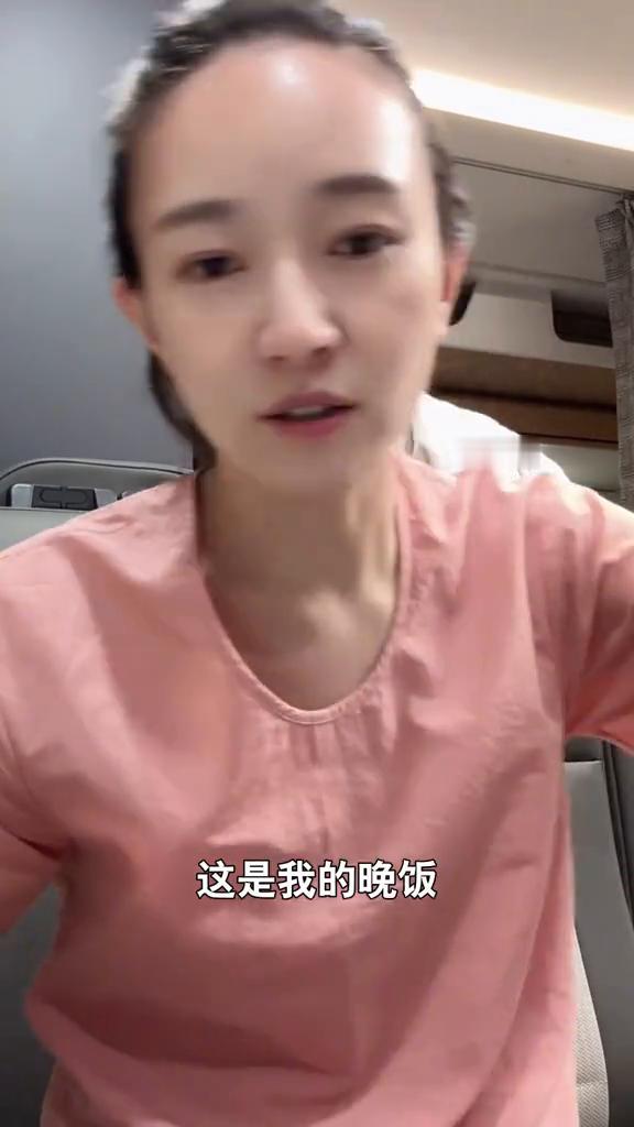 大家好，我是小焦(广西拍戏中)。我人在剧组，现在是晚上十一点三十五分，这是我的晚
