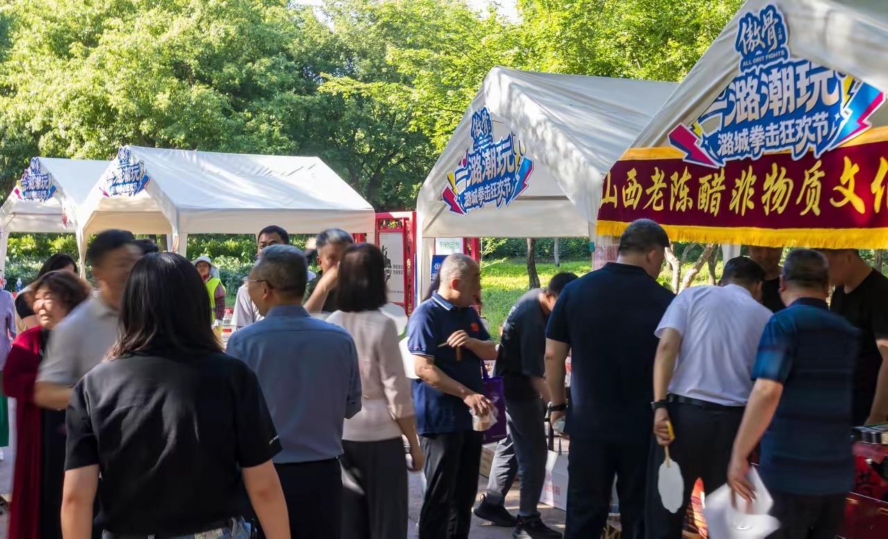 北京首次大型户外拳击嘉年华举行潮玩市集逛吃不停，音乐现场燃炸耳朵，趣味体验全家上