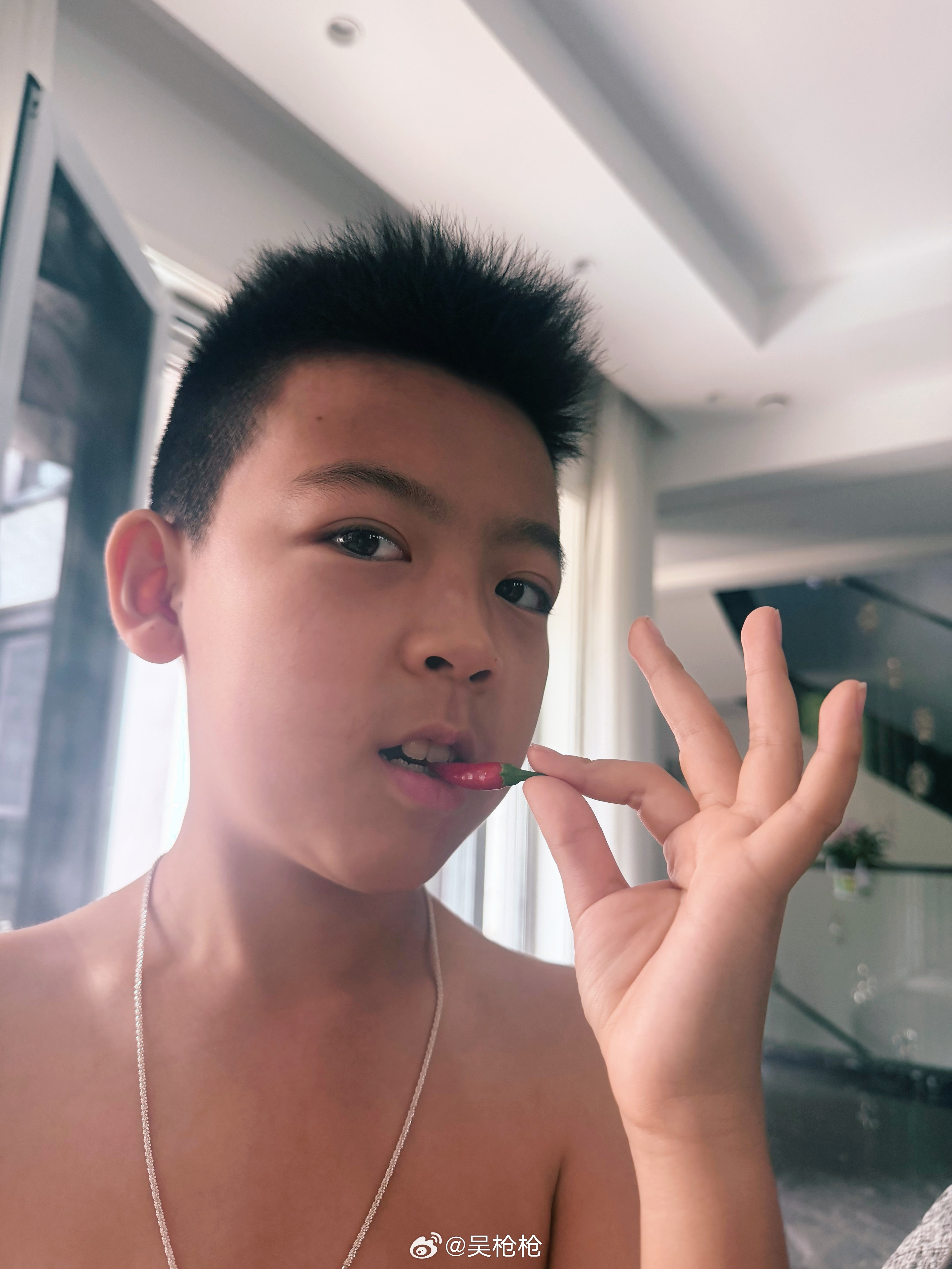 这臭小子看我这几天生病只能喝粥特地拿我最爱的辣椒过来馋我我：姥爷种的辣椒 辣么？