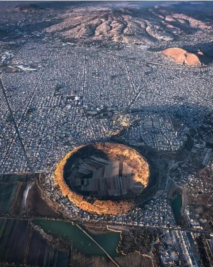 墨西哥城和墨西哥谷地建在约2400米高的高原上，周围环绕多座火山。原为特诺奇蒂特